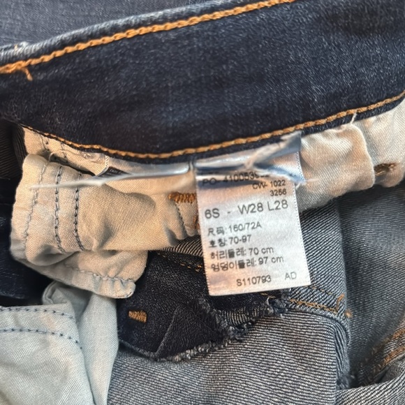 Levi’s Classic Straight Jeans.  Women’s size 6. Excellent condition! Very cute! - Picture 4 of 6